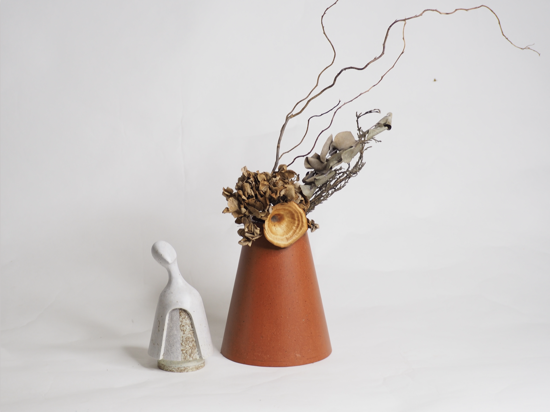 MS. DUAL NO.2  :  PAPER SCULPTURE AND PAPER VASE ( 2 FUNCTIONS )  -  Our designs give new life to recycled paper and other natural materials,  Handmade sculptures , Which is created piece by piece.