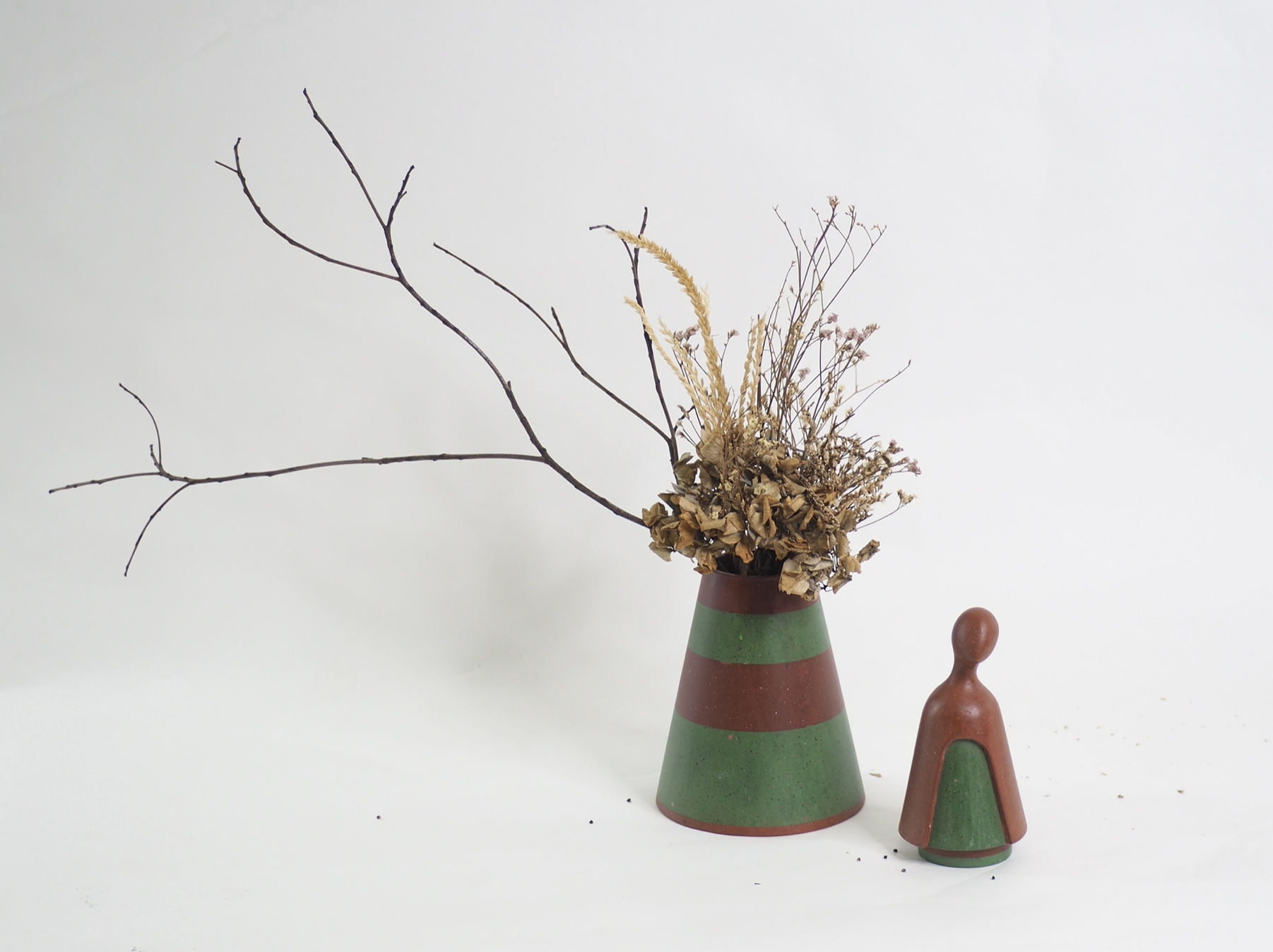 MS. DUAL NO.2  :  PAPER SCULPTURE AND PAPER VASE ( 2 FUNCTIONS )  -  Our designs give new life to recycled paper and other natural materials,  Handmade sculptures , Which is created piece by piece.