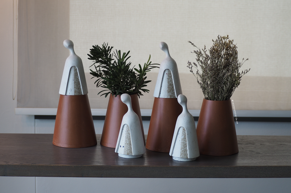 MS. DUAL NO.2  :  PAPER SCULPTURE AND PAPER VASE ( 2 FUNCTIONS )  -  Our designs give new life to recycled paper and other natural materials,  Handmade sculptures , Which is created piece by piece.